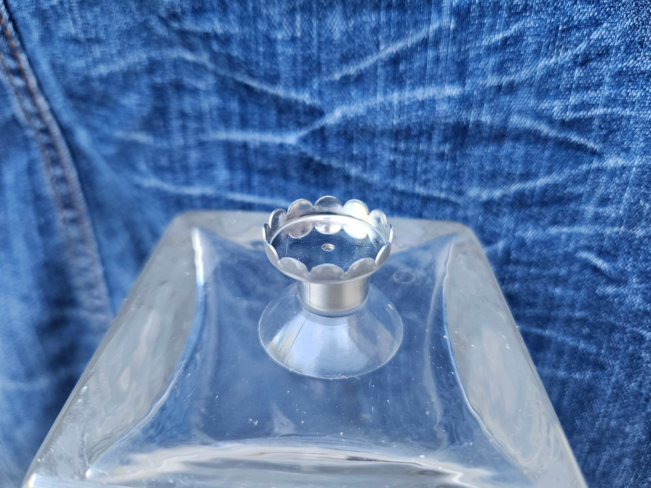 Accessoire zéro déchet de la savonnerie artisanale Sabuni & Cie. Porte savon aimanté. Société aidée travailleurs handicapés. Porte savon aimanté sur fond bleu jeans.