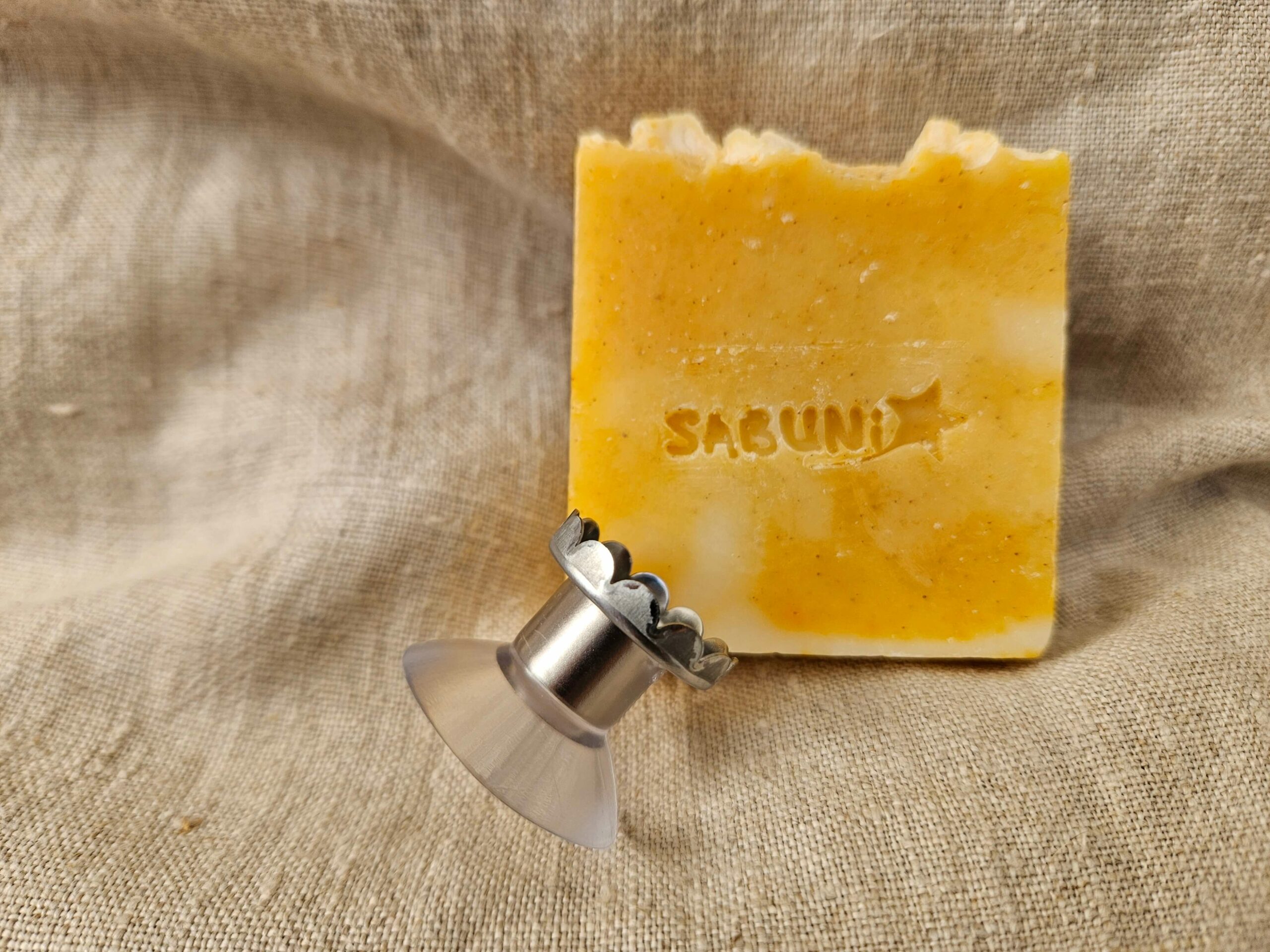 Accessoire zéro déchet de la savonnerie artisanale Sabuni & Cie. Porte savon aimanté. Société aidée travailleurs handicapés. Porte savon aimanté sur fond en fibre naturelle.
