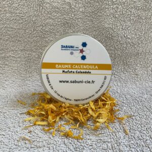 Photo d'un pot de baume Sabuni & Cie posé sur une serviette