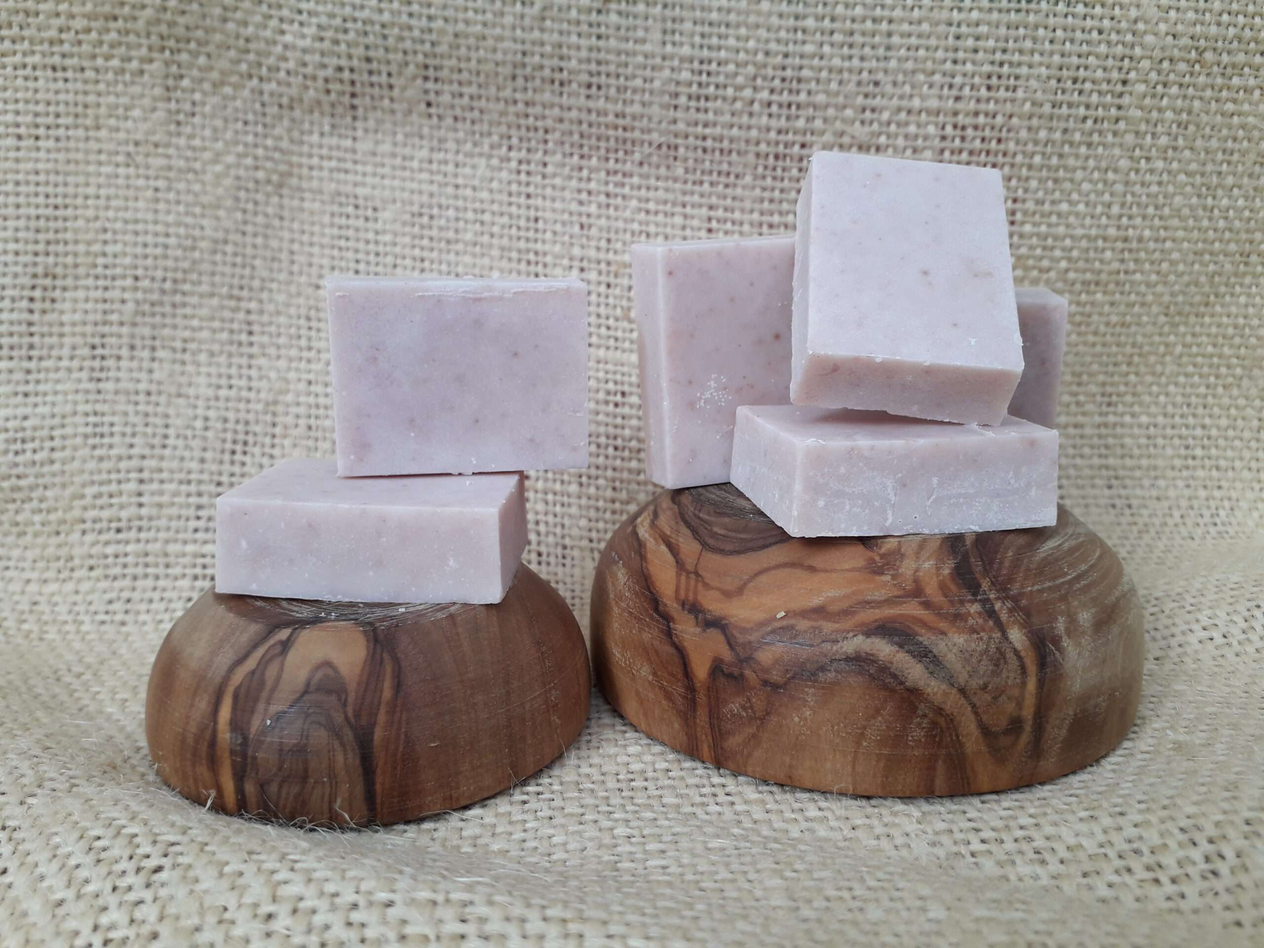 Savonnette naturelle à l’huile essentielle de lavandin et garance