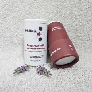 Tube du déodorant (Lavandin et palmarosa) de Sabuni & Cie, posé sur une serviette, le dessous du tube en carton est visible.