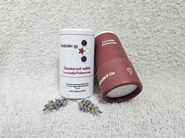 Tube du déodorant (Lavandin et palmarosa) de Sabuni & Cie, posé sur une serviette, le dessous du tube en carton est visible.