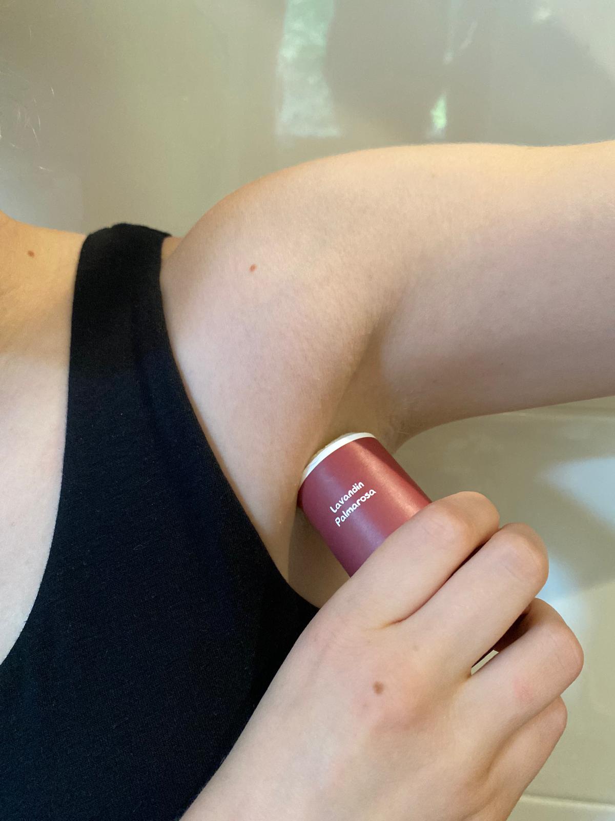 Photo d'un baume déodorant Sabuni & Cie appliqué sous les aisselles