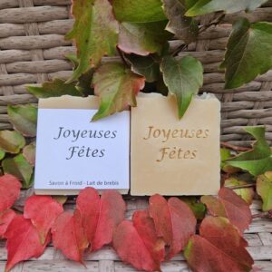 Savon au lait estampillé et emballé avec le message Joyeuses Fêtes