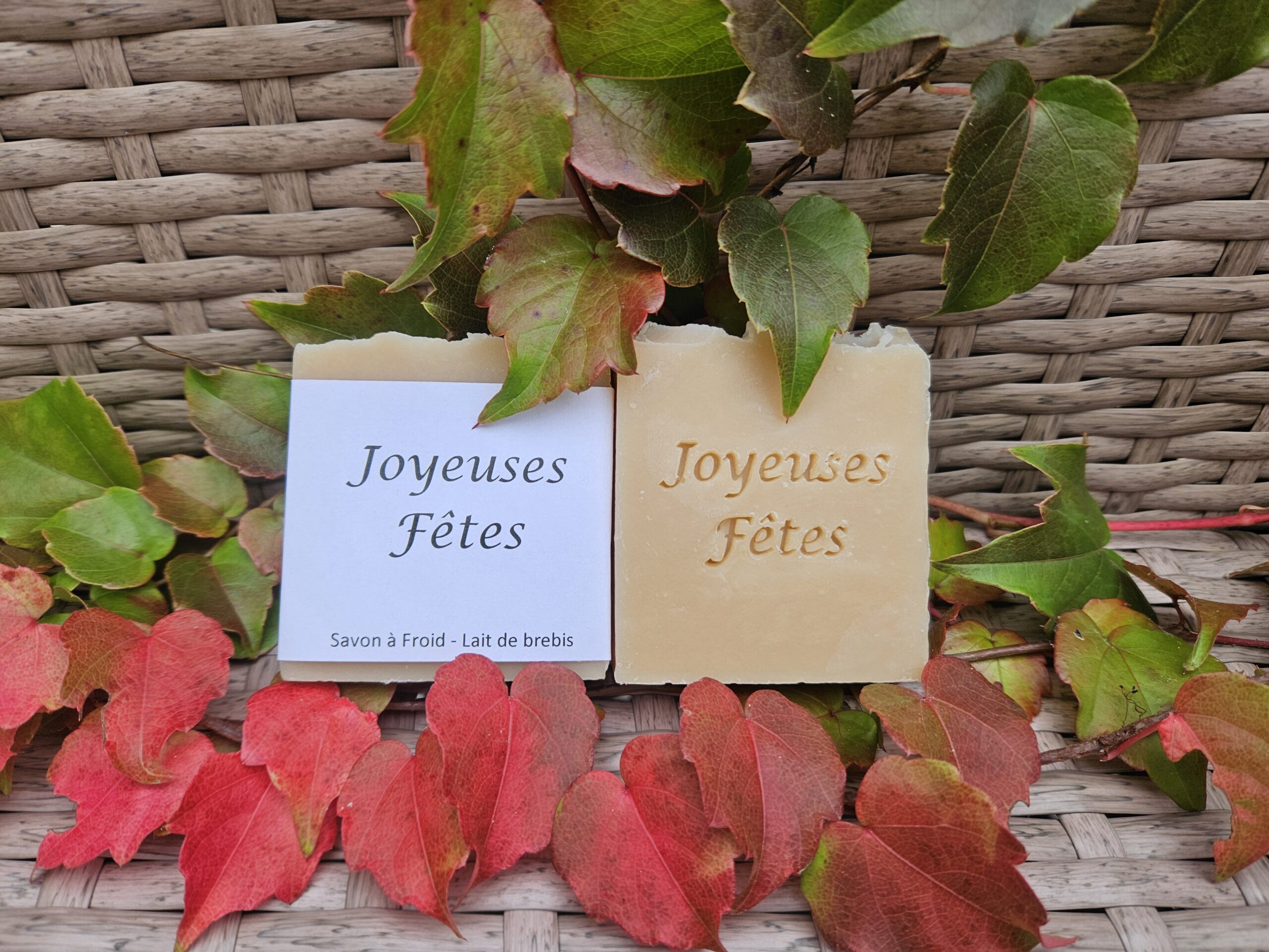 Savon au lait estampillé et emballé avec le message Joyeuses Fêtes