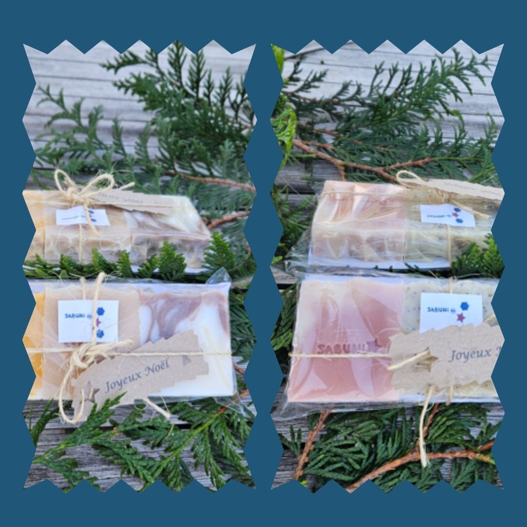 Boules de Noël et bonnet du père Noël entourant la mention de l'agenda de la savonnerie artisanale