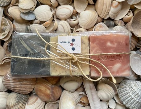 lot de 3 savons parfumés aux huiles essentielles de lavandin + litsée citronnée + menthe poivrée dans emballage à base d'amidon de maïs