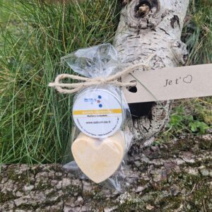 Duo avec savon en forme de cœur et baume au macérat de calendula bio. Les 2 sont des cosmétiques artisanaux.