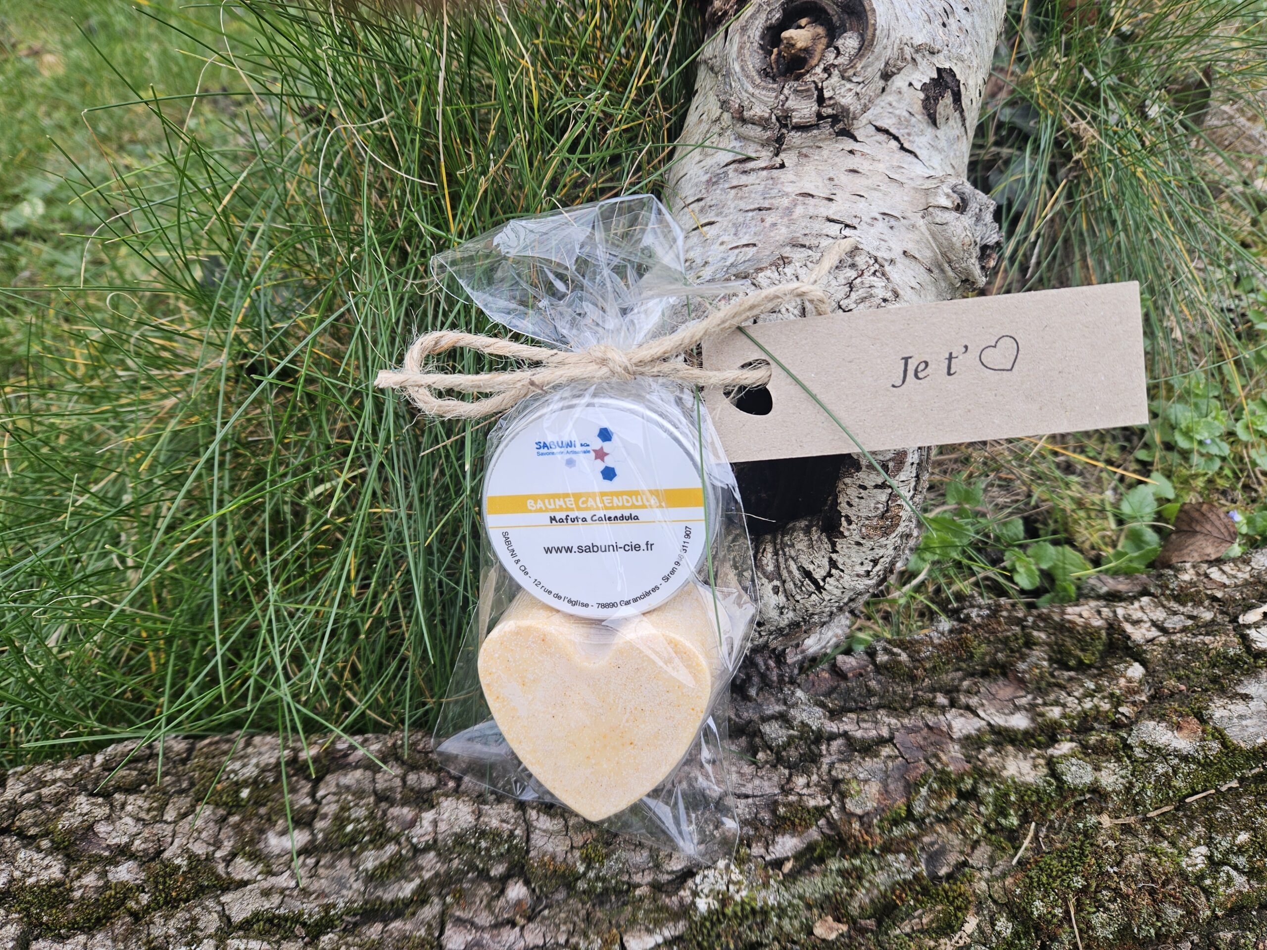 Duo avec savon en forme de cœur et baume au macérat de calendula bio. Les 2 sont des cosmétiques artisanaux.