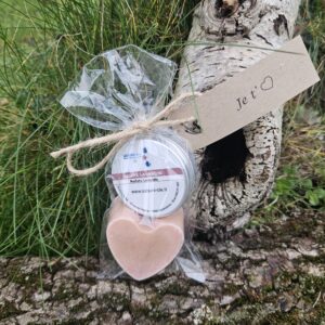 Duo avec savon en forme de cœur et baume parfumé à l’huile essentielle relaxante de lavandin. Les 2 sont des cosmétiques artisanaux.