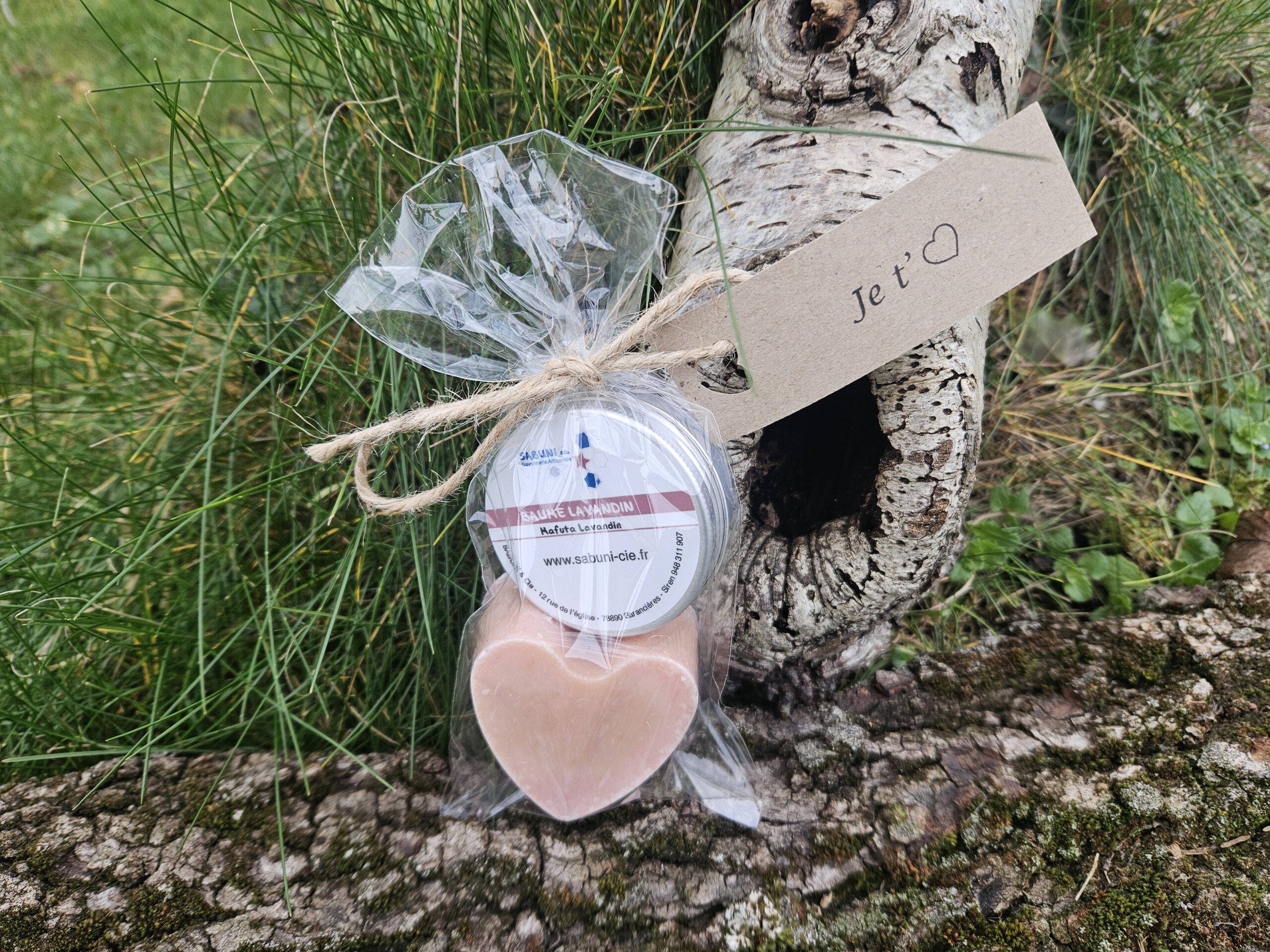 Duo avec savon en forme de cœur et baume parfumé à l’huile essentielle relaxante de lavandin. Les 2 sont des cosmétiques artisanaux.