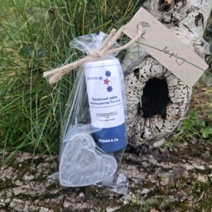 Duo avec savon en forme de coeur et déodorant parfumé à la menthe poivrée. Les 2 sont des cosmétiques artisanaux. Idéal pour les hommes.