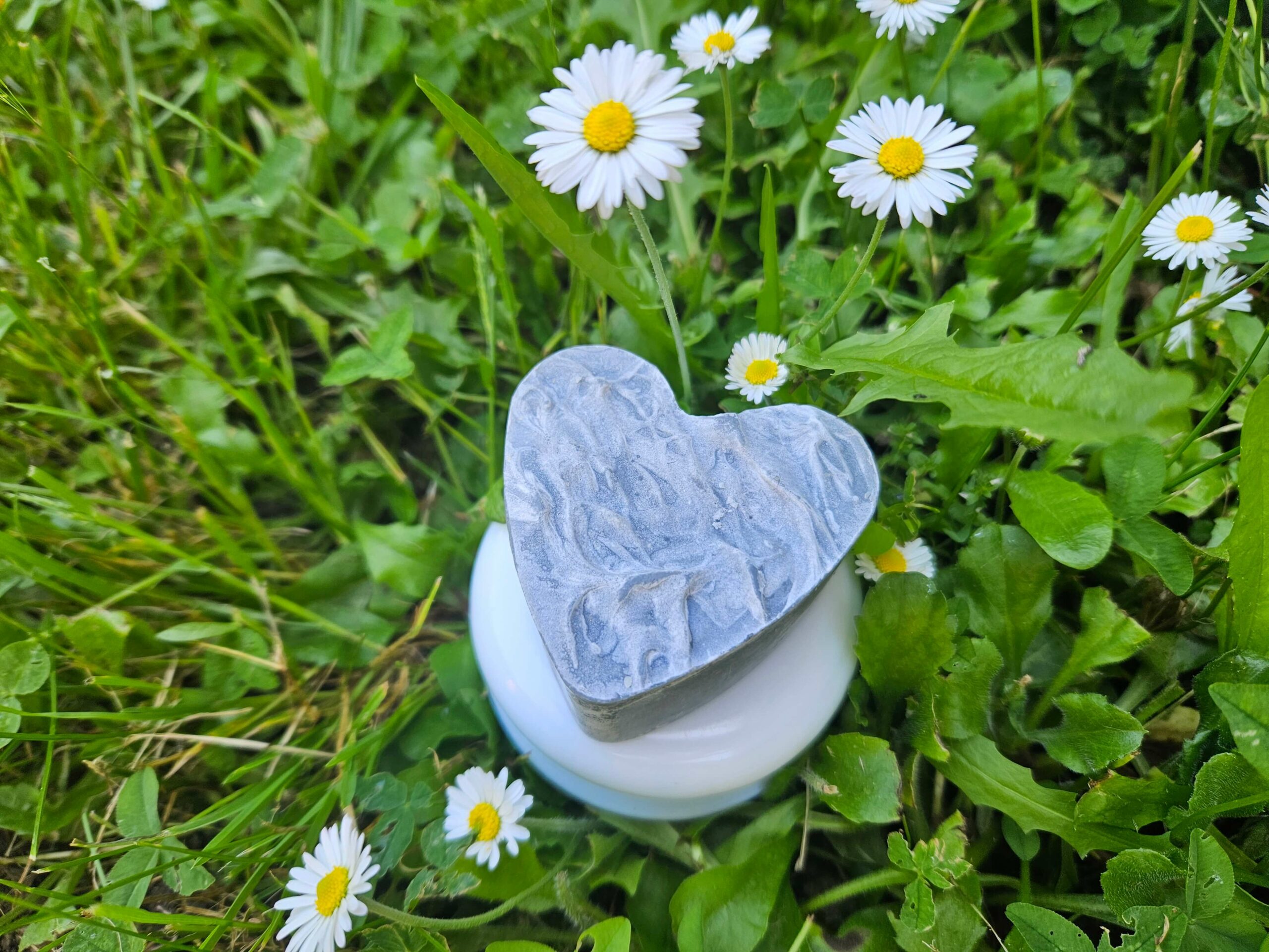 Savon à barbe ou de rasage. Savon artisanal surgraissé en forme de coeur.